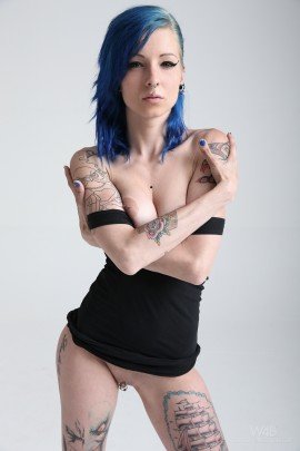 Татуированная модель теребит пирсинг на клиторе